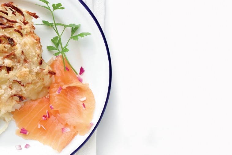 roeesti potato bake Baked potato rösti served with smoked salmon and herbs