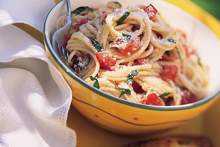 spaghettini with fresh tomato and basil sauce