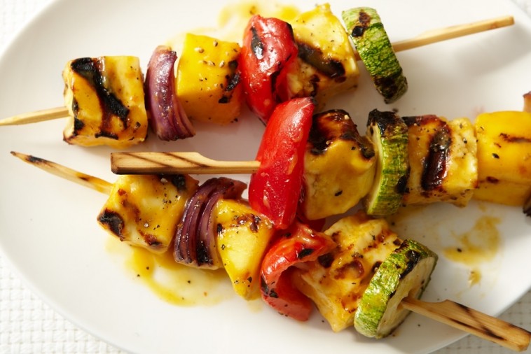 spicy mango halloumi brochettes