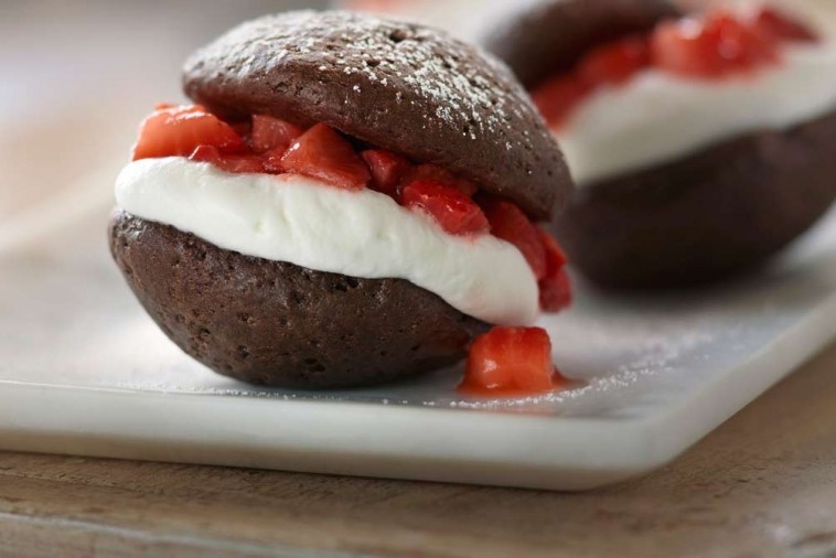 strawberries cream whoopie pies