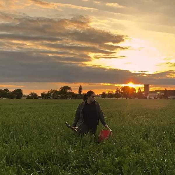 Une productrice laitière dans un champs